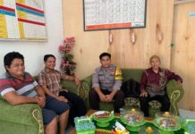 Polisi Masuk Sekolah! Bhabinkamtibmas Sambangi SDN Pelontu, Tanamkan Disiplin dan Kesadaran Kamtibmas Sejak Dini.