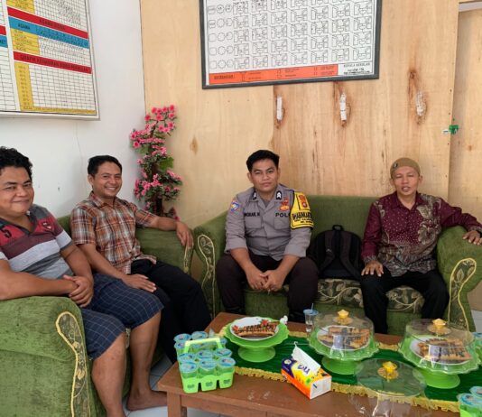 Polisi Masuk Sekolah! Bhabinkamtibmas Sambangi SDN Pelontu, Tanamkan Disiplin dan Kesadaran Kamtibmas Sejak Dini.