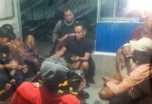 Bhabinkamtibmas Sambangi Warga di Malam Hari, Sampaikan Pesan Kamtibmas demi Ciptakan Lingkungan Aman dan Kondusif
