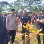 Tunjukkan Empati, Bhabinkamtibmas Polsek Baras Melayat Warga yang Berduka di Desa Karave