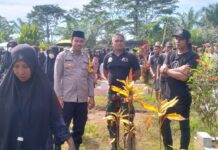 Tunjukkan Empati, Bhabinkamtibmas Polsek Baras Melayat Warga yang Berduka di Desa Karave