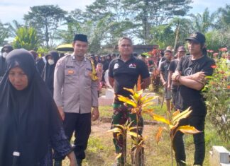 Tunjukkan Empati, Bhabinkamtibmas Polsek Baras Melayat Warga yang Berduka di Desa Karave