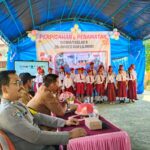Polisi Sahabat Anak! Bhabinkamtibmas Hadiri Penamatan SD Inpres 008 Lilimori, Beri Motivasi Raih Masa Depan Gemilang