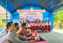 Polisi Sahabat Anak! Bhabinkamtibmas Hadiri Penamatan SD Inpres 008 Lilimori, Beri Motivasi Raih Masa Depan Gemilang