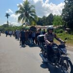 Sentuh Hati Masyarakat, Bhabinkamtibmas Kawal Prosesi Pemakaman Warga di Randomayang