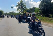 Sentuh Hati Masyarakat, Bhabinkamtibmas Kawal Prosesi Pemakaman Warga di Randomayang