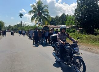 Sentuh Hati Masyarakat, Bhabinkamtibmas Kawal Prosesi Pemakaman Warga di Randomayang