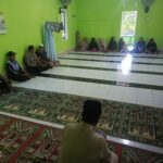 Humanis! Bhabinkamtibmas Sambangi Warga di Musholla Desa Karave, Perkuat Silaturahmi dan Jaga Kamtibmas