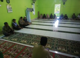 Humanis! Bhabinkamtibmas Sambangi Warga di Musholla Desa Karave, Perkuat Silaturahmi dan Jaga Kamtibmas
