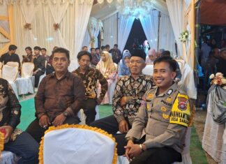 Polisi Hadir di Tengah Kebahagiaan Warga, Bhabinkamtibmas Amankan Pesta Pernikahan di Dapurang