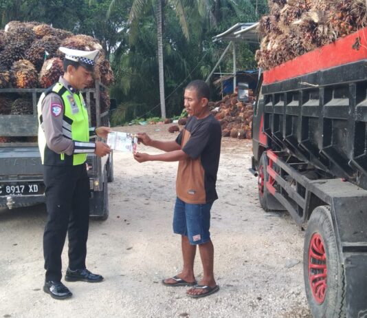 Satlantas Polres Pasangkayu Gencarkan Sosialisasi Keselamatan, Sopir Truk Sawit Diajak Tertib Muatan dan Cegah ODOL