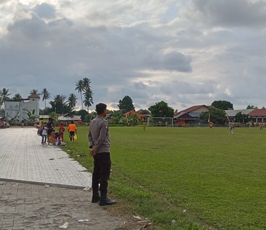 Bhabinkamtibmas Amankan Turnamen Sepak Bola Piala Kecamatan U-40, Semarakkan HUT ke-23 Kabupaten Pasangkayu