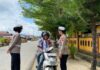 Tak Kenal Panas, Polwan Polres Pasangkayu Hadir Jaga Keselamatan Pelajar