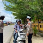 Tak Kenal Panas, Polwan Polres Pasangkayu Hadir Jaga Keselamatan Pelajar