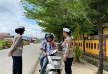 Tak Kenal Panas, Polwan Polres Pasangkayu Hadir Jaga Keselamatan Pelajar