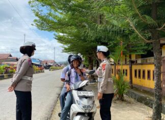 Tak Kenal Panas, Polwan Polres Pasangkayu Hadir Jaga Keselamatan Pelajar