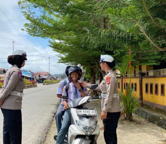 Tak Kenal Panas, Polwan Polres Pasangkayu Hadir Jaga Keselamatan Pelajar