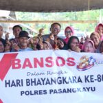 Kapolres Pasangkayu dan Ketua Bhayangkari Kunjungi Kampung Mualaf, Salurkan Bansos dalam Rangka Hari Bhayangkara ke-80