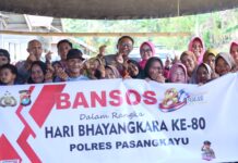 Kapolres Pasangkayu dan Ketua Bhayangkari Kunjungi Kampung Mualaf, Salurkan Bansos dalam Rangka Hari Bhayangkara ke-80