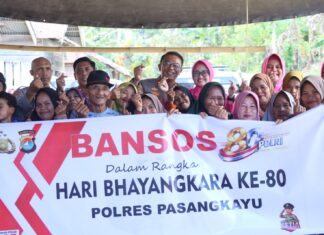 Kapolres Pasangkayu dan Ketua Bhayangkari Kunjungi Kampung Mualaf, Salurkan Bansos dalam Rangka Hari Bhayangkara ke-80