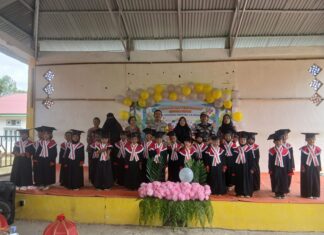 Bhabinkamtibmas Hadiri Penamatan TK Dharma Pertiwi Lilimori, Wujud Kepedulian Polri pada Generasi Penerus Bangsa