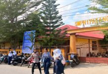 Polwan Cantik Turun ke Jalan, Bantu Siswa Menyeberang dan Atur Lalin di Pasangkayu