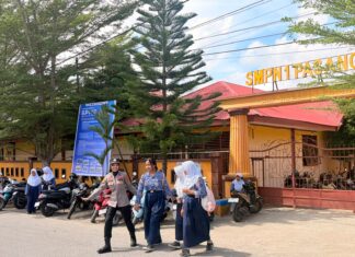 Polwan Cantik Turun ke Jalan, Bantu Siswa Menyeberang dan Atur Lalin di Pasangkayu