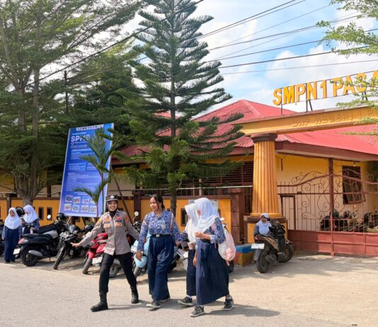 Polwan Cantik Turun ke Jalan, Bantu Siswa Menyeberang dan Atur Lalin di Pasangkayu