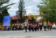 Polwan Polres Pasangkayu Hadir Berikan Pelayanan Prima, Amankan Arus Lalu Lintas di Kawasan Sekolah