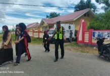 Sat Lantas Polres Pasangkayu Bantu Pelajar Menyeberang, Wujud Kepedulian dan Pelayanan Humanis di Lingkungan Sekolah