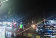 Aksi Humanis Sat Lantas Pasangkayu, Tetap Patroli di Tengah Hujan Demi Keselamatan Pengguna Jalan