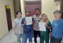 Bhabinkamtibmas Polsek Bambalamotu Berhasil Mediasi Pertengkaran Suami Istri, Problem Solving Utamakan Jalan Damai Polres Pasangkayu – Sebagai upaya menjaga situasi kamtibmas yang aman dan kondusif di tengah masyarakat, Bhabinkamtibmas Polsek Bambalamotu melaksanakan kegiatan Problem Solving terkait penyelesaian masalah pertengkaran suami istri yang terjadi di wilayah hukum Polsek Bambalamotu. Kegiatan tersebut dilaksanakan pada Sabtu, 13 Juni 2026, pukul 17.00 WITA, bertempat di Kantor Polsek Bambalamotu, Polres Pasangkayu. Melalui pendekatan mediasi dan musyawarah, Bhabinkamtibmas mempertemukan kedua belah pihak guna mencari solusi terbaik atas permasalahan yang terjadi dalam rumah tangga mereka. Kapolres Pasangkayu, AKBP Joko Kusumadinata, melalui Kapolsek Bambalamotu, AKP Yauri Yusuf, mengatakan bahwa kegiatan problem solving merupakan salah satu bentuk pelayanan kepolisian kepada masyarakat dalam menyelesaikan permasalahan sosial secara humanis dan kekeluargaan. “Melalui kegiatan problem solving, kami berupaya memfasilitasi penyelesaian permasalahan yang terjadi di masyarakat dengan mengedepankan musyawarah, sehingga persoalan yang ada tidak berkembang menjadi konflik yang lebih besar,” ujar AKP Yauri Yusuf. Dalam proses mediasi, Bhabinkamtibmas memberikan pemahaman kepada kedua pihak agar dapat menahan emosi, membangun komunikasi yang baik, serta mengutamakan keharmonisan dan keutuhan rumah tangga. Selain itu, kedua belah pihak juga diingatkan untuk menyelesaikan setiap persoalan dengan kepala dingin dan menghindari tindakan yang dapat merugikan diri sendiri maupun keluarga. Setelah dilakukan dialog dan mediasi secara terbuka, kedua belah pihak akhirnya sepakat untuk menyelesaikan permasalahan secara kekeluargaan dan berkomitmen untuk memperbaiki hubungan serta menjaga keharmonisan dalam rumah tangga. Kegiatan problem solving tersebut berlangsung dengan aman, tertib, dan penuh suasana kekeluargaan. Kehadiran Bhabinkamtibmas di tengah masyarakat diharapkan dapat menjadi solusi dalam menyelesaikan berbagai persoalan sosial sekaligus mempererat hubungan antara Polri dan masyarakat. Polres Pasangkayu melalui jajaran Polsek Bambalamotu akan terus mengedepankan pendekatan persuasif, preventif, dan humanis dalam menjaga keamanan serta ketertiban masyarakat guna menciptakan lingkungan yang aman, damai, dan kondusif.