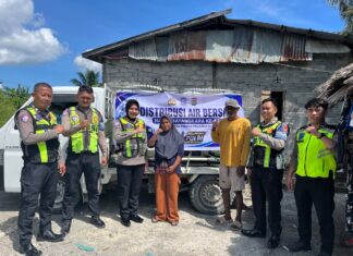 Sat Lantas Polres Pasangkayu Distribusikan Air Bersih kepada Warga Terdampak Kemarau