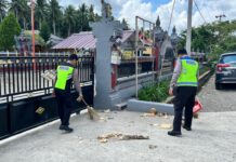 Polri untuk Masyarakat! Satlantas Pasangkayu Bersihkan Pura dan Pererat Toleransi Jelang Hari Bhayangkara ke-80