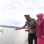 Kapolres Pasangkayu Pimpin Tabur Bunga di Laut, Wujud Penghormatan dan Pengabdian Polri untuk Masyarakat di Hari Bhayangkara ke-80