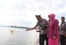 Kapolres Pasangkayu Pimpin Tabur Bunga di Laut, Wujud Penghormatan dan Pengabdian Polri untuk Masyarakat di Hari Bhayangkara ke-80