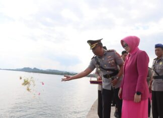 Kapolres Pasangkayu Pimpin Tabur Bunga di Laut, Wujud Penghormatan dan Pengabdian Polri untuk Masyarakat di Hari Bhayangkara ke-80