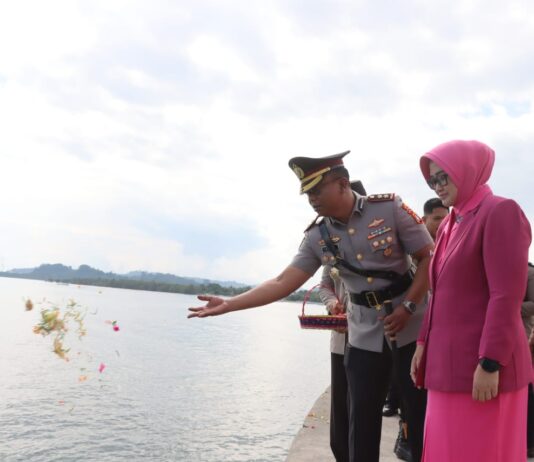 Kapolres Pasangkayu Pimpin Tabur Bunga di Laut, Wujud Penghormatan dan Pengabdian Polri untuk Masyarakat di Hari Bhayangkara ke-80