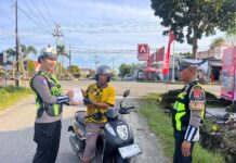 Sentuhan Humanis Satlantas Polres Pasangkayu, Pengendara Diingatkan Kunci Helm Demi Keselamatan
