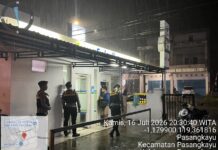 Diguyur Hujan, Patroli Malam Sat Samapta Polres Pasangkayu Tetap Hadir Jaga Keamanan Masyarakat