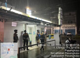 Diguyur Hujan, Patroli Malam Sat Samapta Polres Pasangkayu Tetap Hadir Jaga Keamanan Masyarakat
