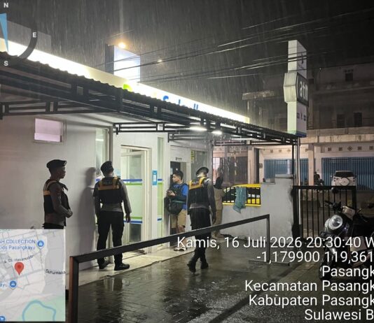 Diguyur Hujan, Patroli Malam Sat Samapta Polres Pasangkayu Tetap Hadir Jaga Keamanan Masyarakat