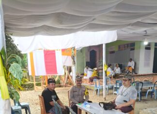 Kapolsek Baras Sambangi Tempat Duka Tokoh Agama di Desa Lilimori, Pererat Silaturahmi dan Jaga Kamtibmas