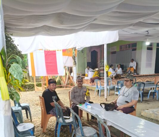 Kapolsek Baras Sambangi Tempat Duka Tokoh Agama di Desa Lilimori, Pererat Silaturahmi dan Jaga Kamtibmas