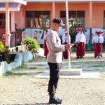Bhabinkamtibmas Polsek Baras Jadi Pembina Upacara, Tanamkan Disiplin, Karakter, dan Semangat Belajar Sejak Dini