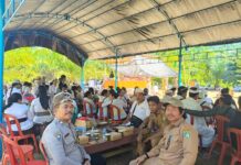 Bhabinkamtibmas Polsek Baras Kawal Upacara Ngaben, Wujudkan Rasa Aman dan Pererat Silaturahmi