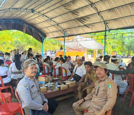 Bhabinkamtibmas Polsek Baras Kawal Upacara Ngaben, Wujudkan Rasa Aman dan Pererat Silaturahmi