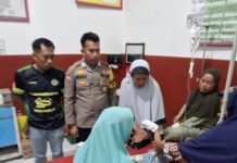 Bhabinkamtibmas Polsek Sarudu Gerak Cepat Datangi Korban Kecelakaan Lalu Lintas, Korban Dirujuk ke Pasangkayu