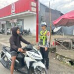 Masih Banyak Pengendara Abaikan Helm, Satlantas Polres Pasangkayu Gelar Edukasi Humanis di Jalan Raya