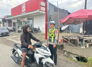Masih Banyak Pengendara Abaikan Helm, Satlantas Polres Pasangkayu Gelar Edukasi Humanis di Jalan Raya